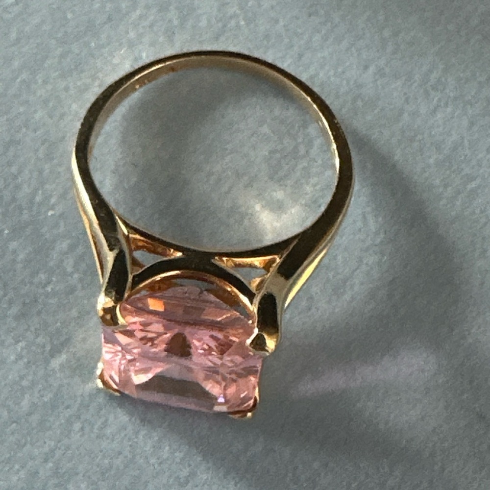 Elegant Pink Gemstone Ring - Picture 5 of 14